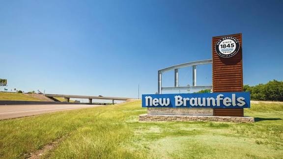 New Braunfels welcome monument beside the highway